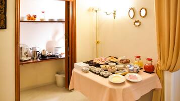 Päivittäinen paikallinen aamiainen (10 EUR per henkilö)