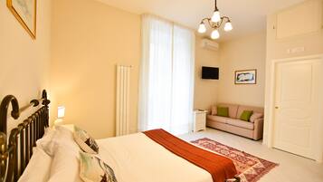 Neljän hengen comfort-huone, parveke | 4 makuuhuonetta, egyptinpuuvillaiset lakanat, ylelliset vuodevaatteet