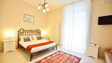 Neljän hengen comfort-huone, parveke | 4 makuuhuonetta, egyptinpuuvillaiset lakanat, ylelliset vuodevaatteet