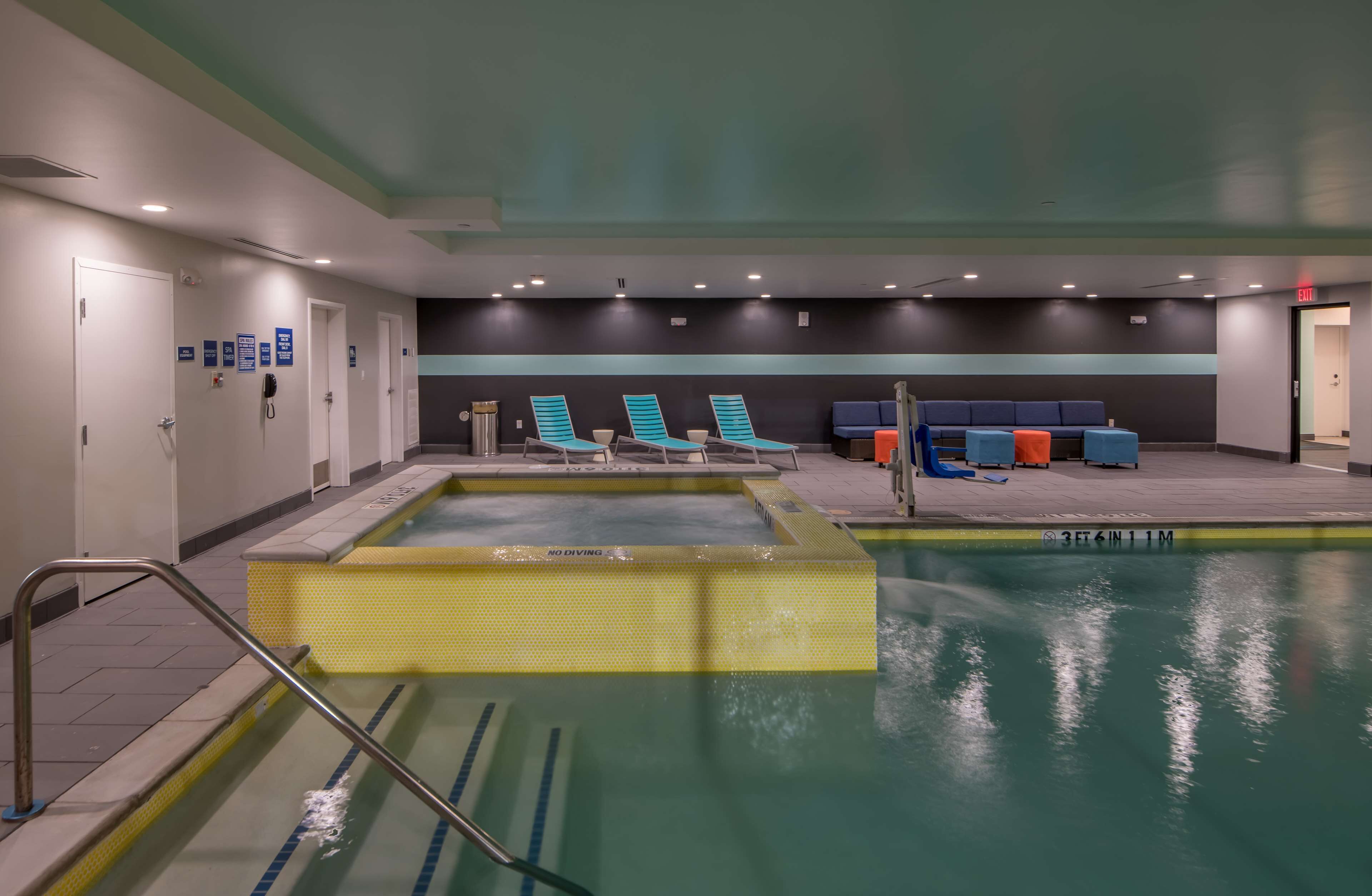 Kolam renang indoor, dengan kursi berjemur