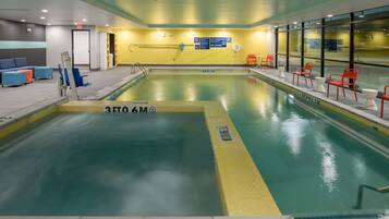 Kolam renang tertutup, kerusi lepak pantai