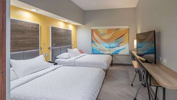 Escritorio, cortinas blackout y tabla de planchar con plancha