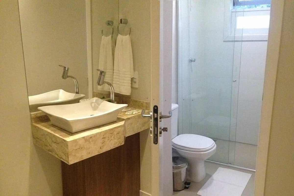 Triple Room | Bathroom | Free toiletries, hair dryer, towels