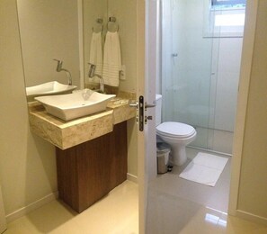 Triple Room | Bathroom | Free toiletries, hair dryer, towels - Pousada Bela Lisboa (Penha)
