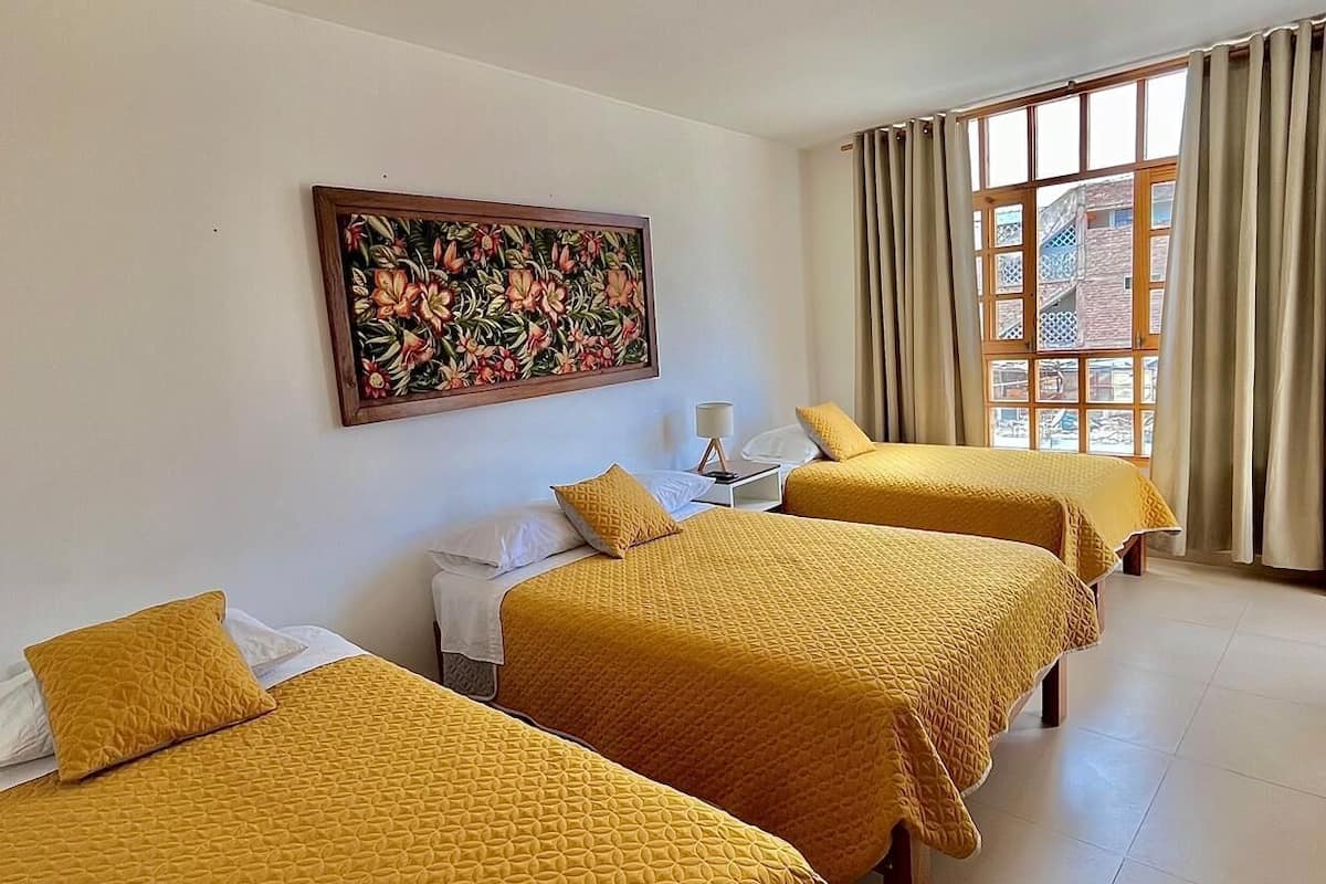 Habitación triple familiar | Escritorio, tabla de planchar con plancha, wifi gratis y ropa de cama