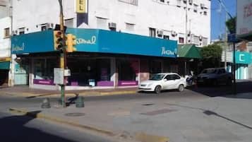 Vista frontal de la propiedad