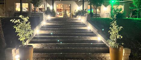 Façade de l’hébergement - soirée/nuit