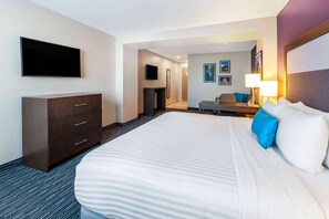 Egyptian cotton sheets, premium bedding, down duvets, in-room safe - CHN Hotel Monterrey Aeropuerto, Trademark by Wyndham (Apodaca)