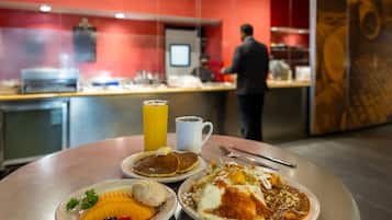 Daily buffet breakfast (MXN 125 per person)