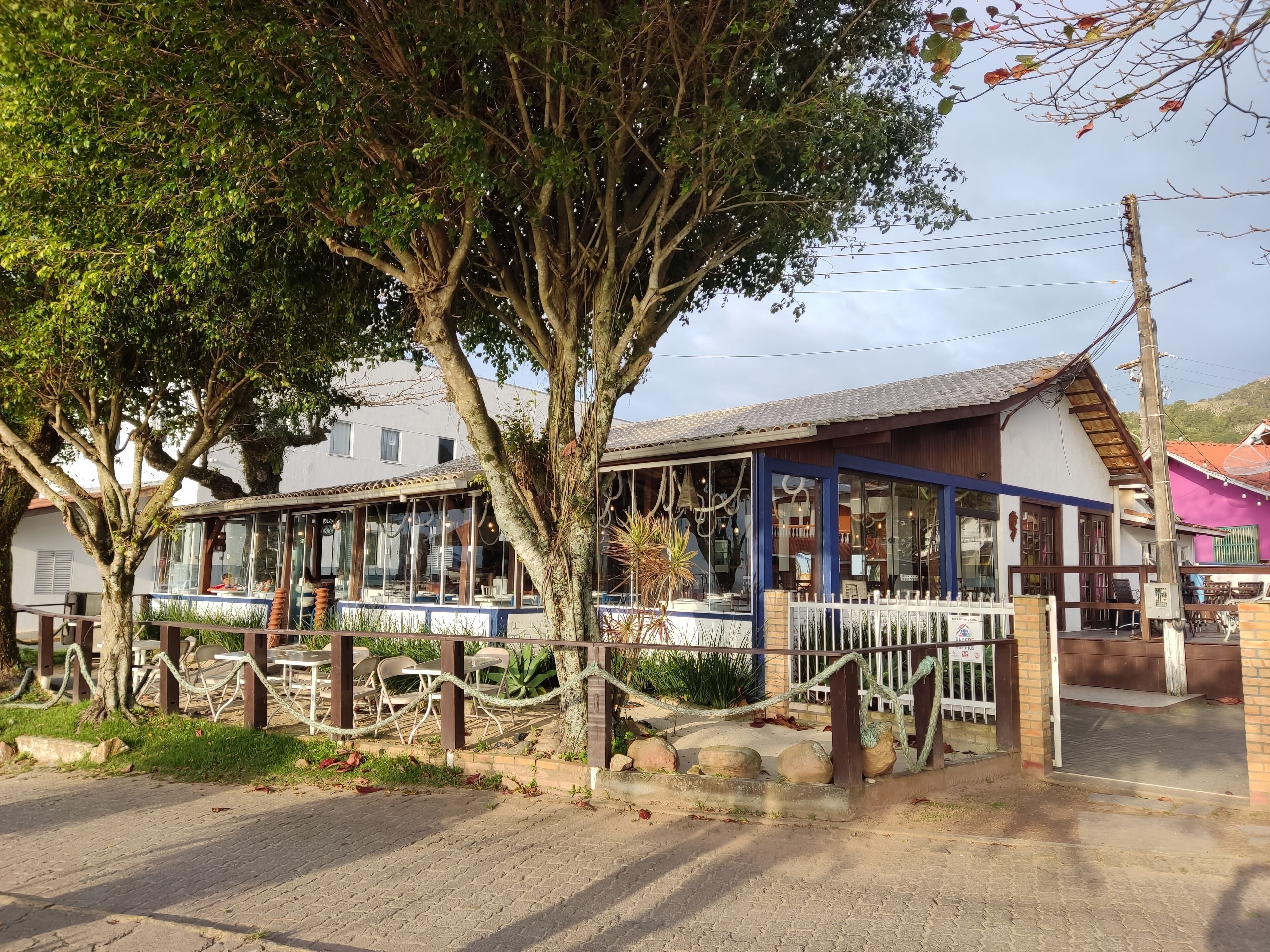 Serveert lunch, diner, Mediterrane gerechten, stranduitzicht 