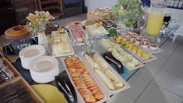 Café da manhã com buffet grátis todos os dias