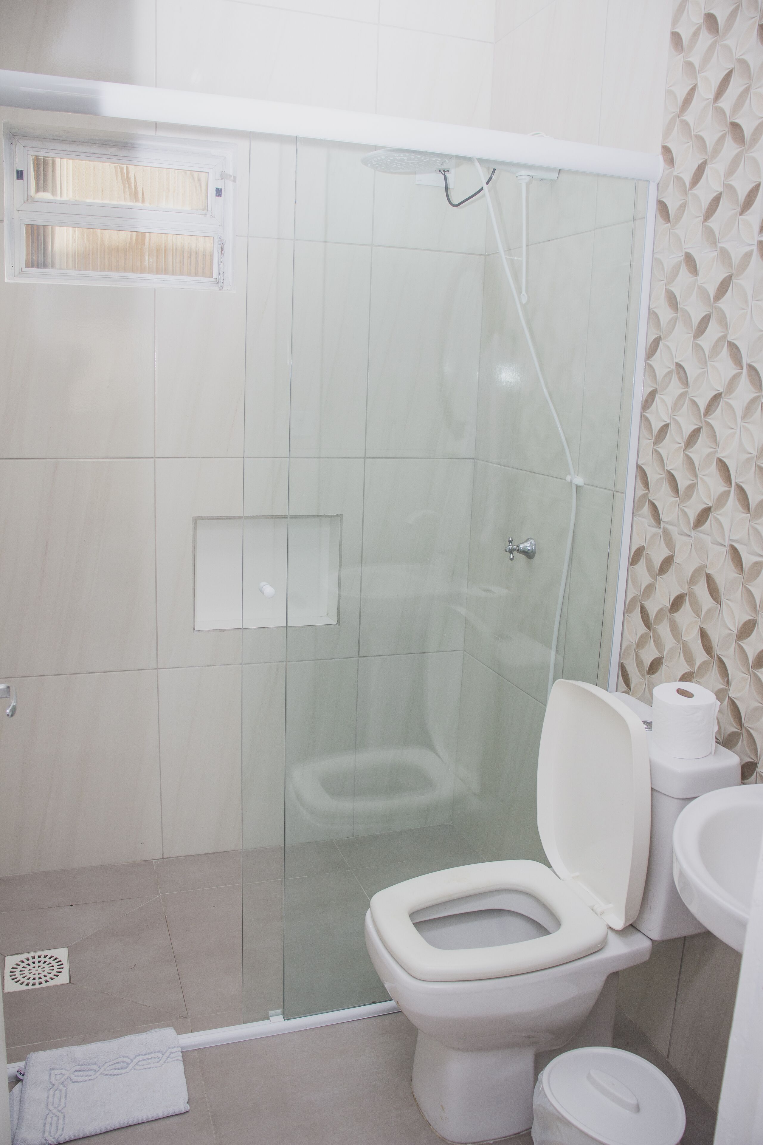 deluxe studio suite, ground floor | bathroom | shower, free toiletries, hair dryer, towels