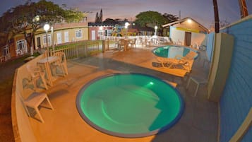 2 outdoor pools