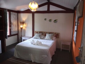 Minibar, truy cập Internet không dây miễn phí, bộ trải giường 