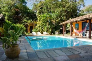 Piscine extérieure, accès possible de 10 h à 22 h, chaises longues