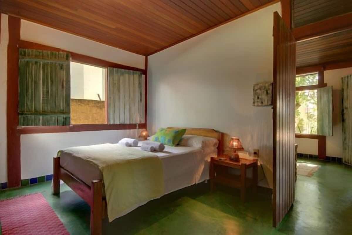 Minibar, free WiFi, bed sheets