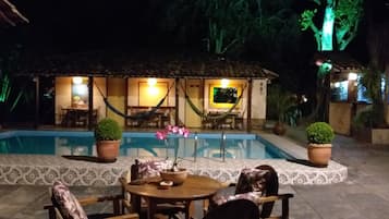 Hồ bơi ngoài trời, mở cửa từ 10:00 đến 22:00, ghế dài tắm nắng