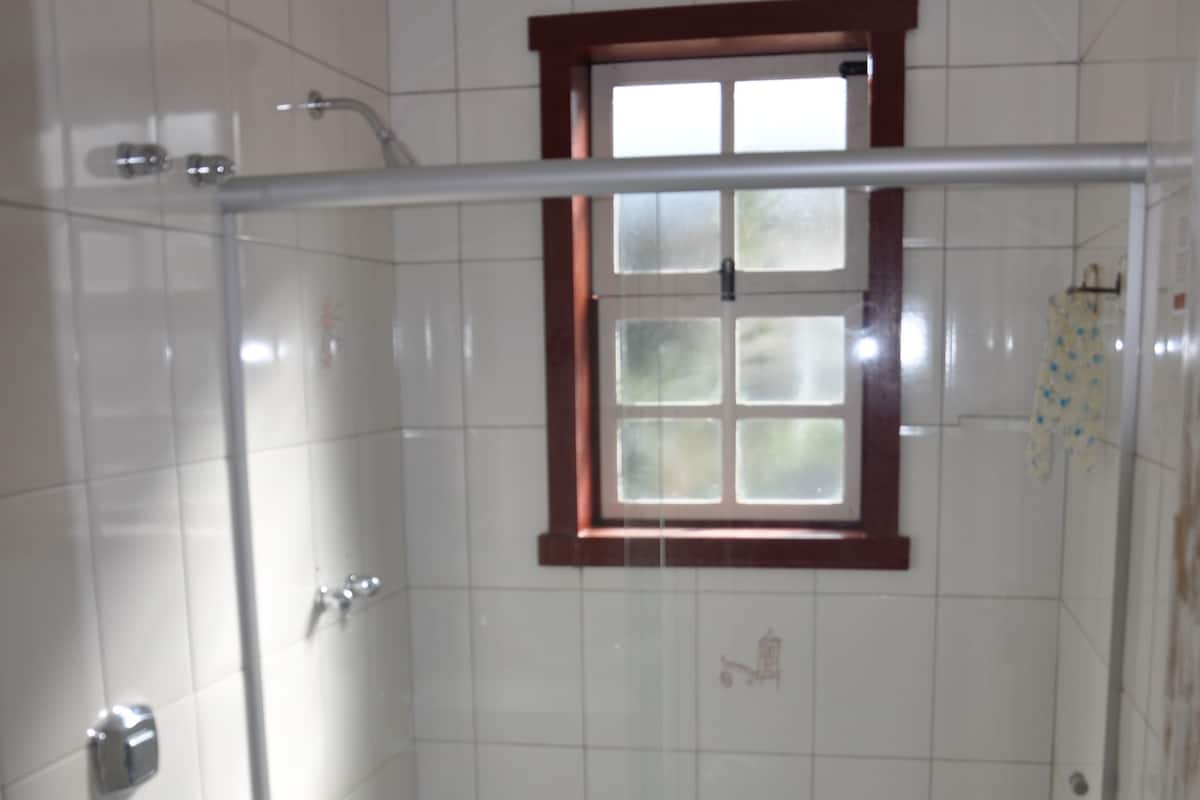 Ein Badezimmer mit Dusche, Toilette und Waschbecken.