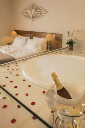 Suite (Master) | Private spa tub