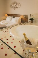 Suite (Master) | Private spa tub