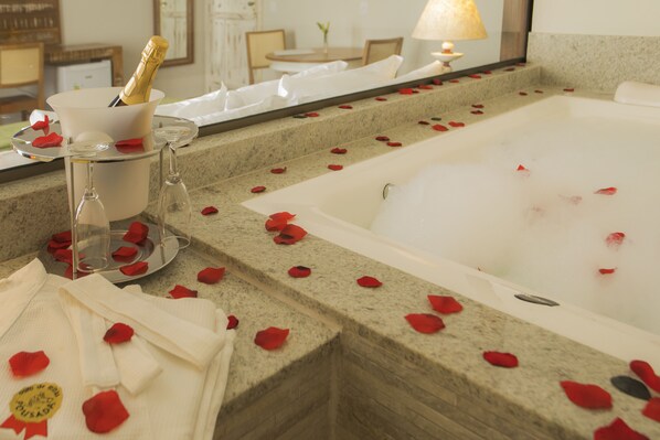 Suite (Master Plus) | Deep soaking bathtub