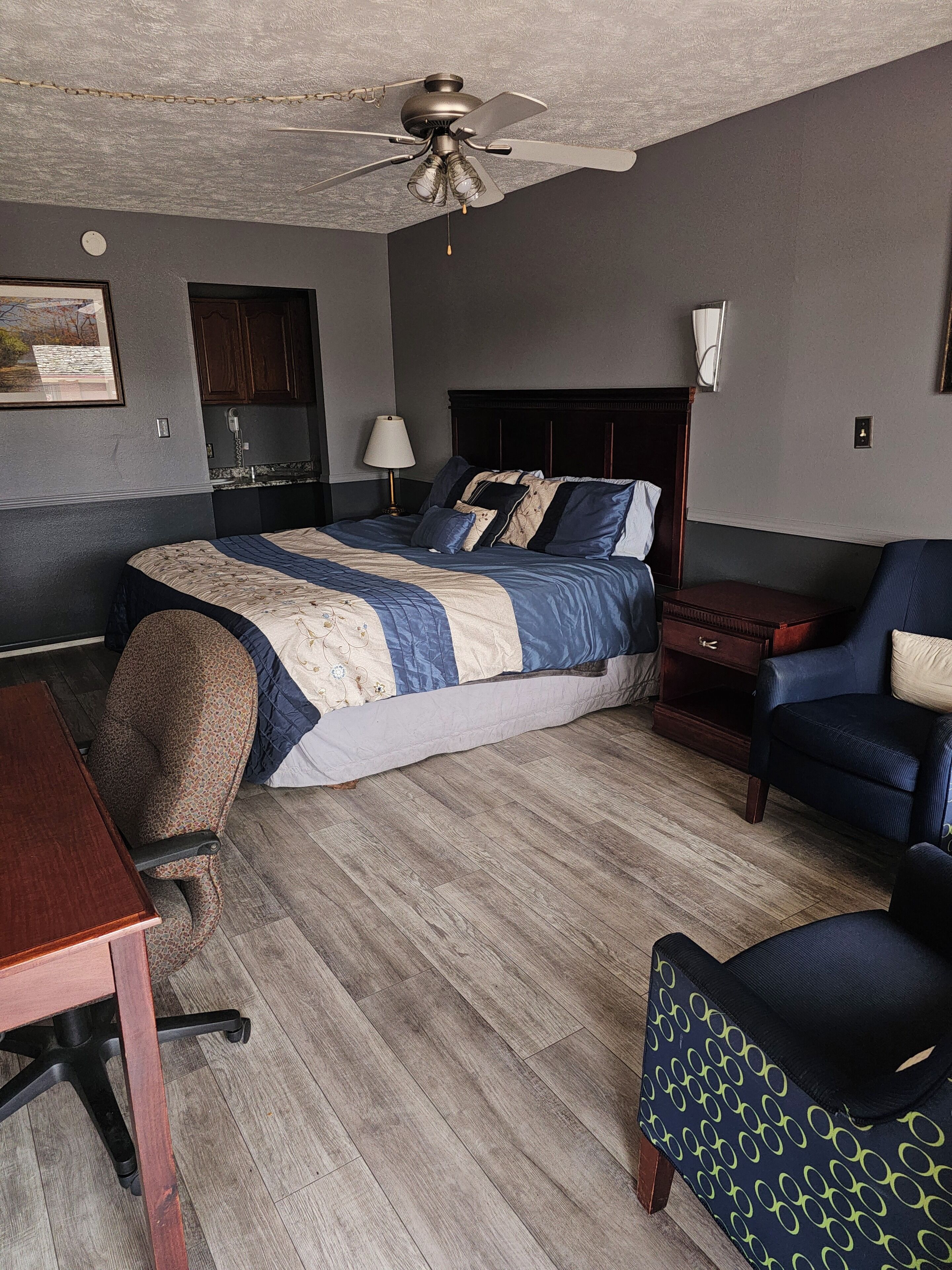 스탠다드룸, 킹사이즈침대 1개, 금연 | 필로우탑 침대, 책상, 암막 커튼, 무료 WiFi