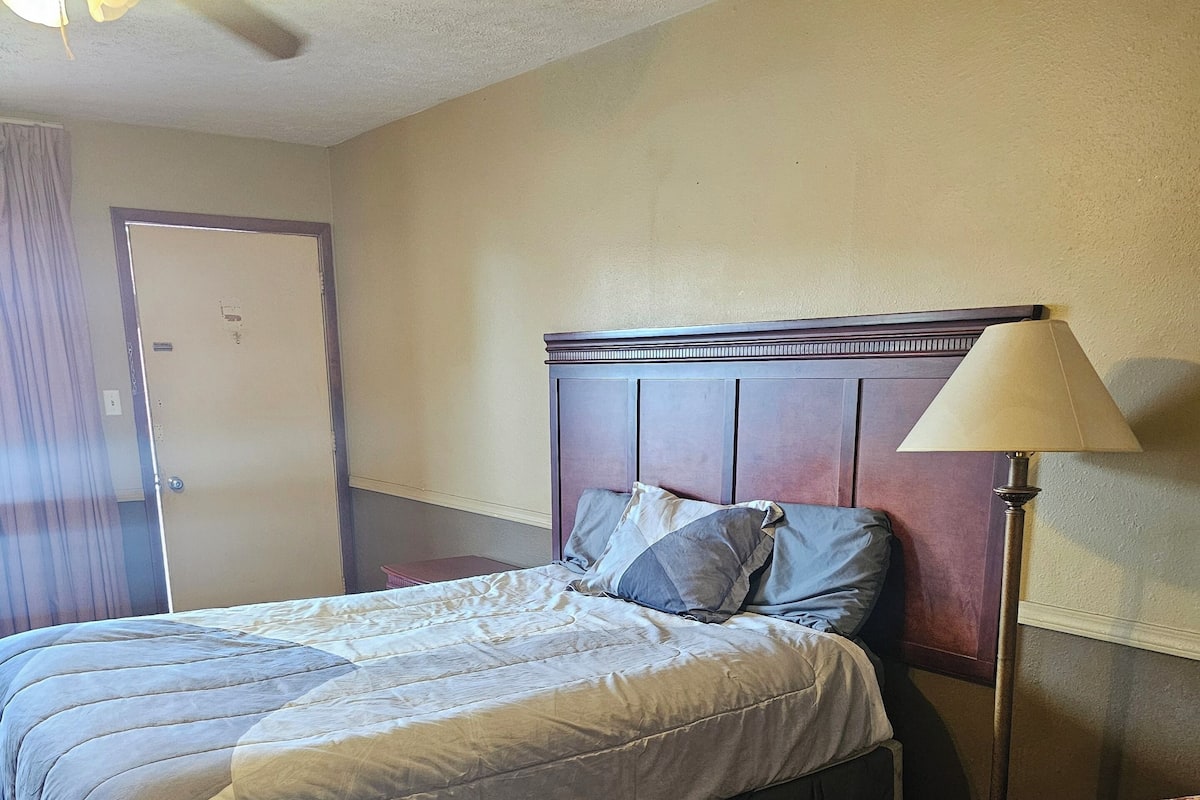 Colchones con pillow-top, escritorio, cortinas blackout y wifi gratis