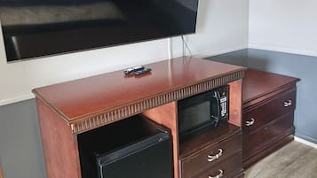 Kamar Standar, 1 Tempat Tidur King, Bebas Asap Rokok | Bantalan ekstra lembut, meja kerja, tirai kedap cahaya, dan Wi-Fi gratis