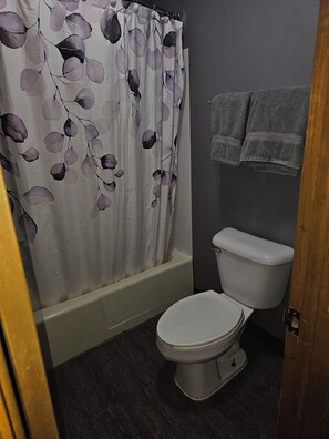 Quarto standard, 2 camas Queen, para não fumantes | Banheiro | Chuveiro/banheira combinados, produtos de toalete grátis