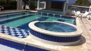 Hồ bơi ngoài trời