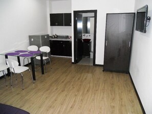 Habitación doble económica, 2 camas matrimoniales | Servicio a la habitación