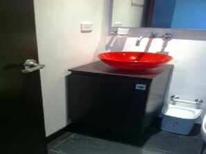 Habitación doble económica, 2 camas matrimoniales | Lavabo en el baño