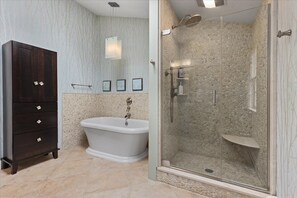 Badewanne, Regendusche, Haartrockner, Handtücher
