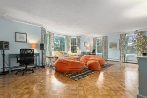 Interior - Gorg 6KSF w lrg pool, sleeps 12, 4.5 baths, rec room w bar, pool table & gym. (Walpole)