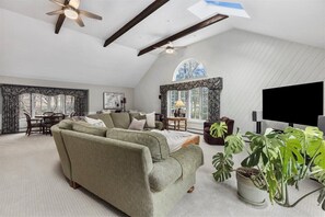 Smart TV, fireplace, video games, DVD player - Gorg 6KSF w lrg pool, sleeps 12, 4.5 baths, rec room w bar, pool table & gym. (Walpole)