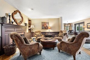Interior - Gorg 6KSF w lrg pool, sleeps 12, 4.5 baths, rec room w bar, pool table & gym. (Walpole)