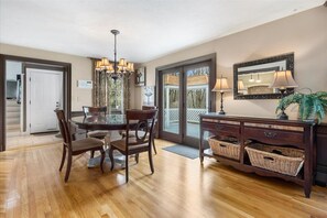 Dining - Gorg 6KSF w lrg pool, sleeps 12, 4.5 baths, rec room w bar, pool table & gym. (Walpole)