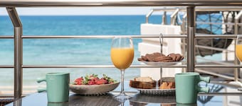 Eclectic 3-bedroom house in front of the sea