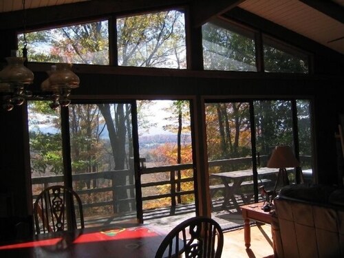 Skiers View: less than 10 mins to state parks + big view/deck/grill etc
