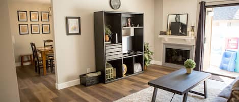 Televisio, takka, DVD-soitin, kirjoja