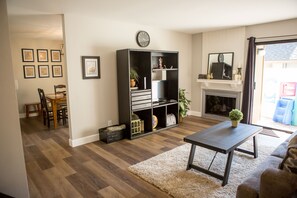 Tv, eldstad, dvd-spelare och böcker