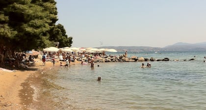 Voll ausgestattete Studios im Zentrum des Dorfes, nur 70 m vom Strand entfernt