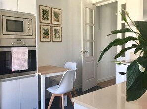 Dining - Elegant, cozy and bright apartment in the center of Madrid with free WIFI (Madrid)