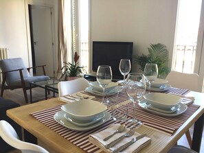 Dining - Elegant, cozy and bright apartment in the center of Madrid with free WIFI (Madrid)