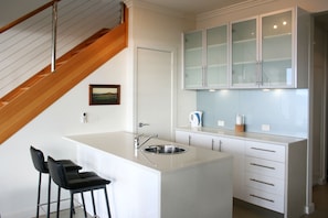 Departamento de lujo, 4 habitaciones, balcón, vista al océano | Cocineta privada | Refrigerador con congelador, microondas, horno y parrilla de estufa