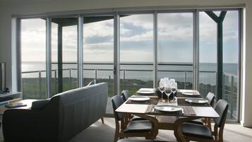 Luxury Apartment, 4 Bedrooms, Balcony, Ocean View (36)  | In-room dining
