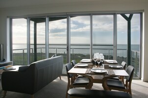 Apartamento de lujo, 4 habitaciones, balcón, vistas al mar | Servicio de comidas en la habitación