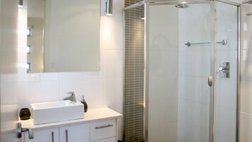 Tab mandi dan pancuran berasingan, tab mandi rendaman dalam