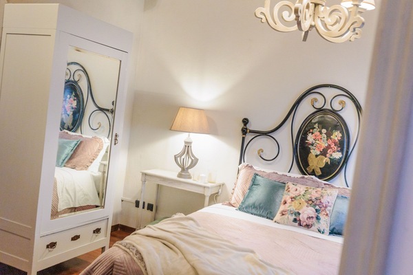 Bedroom with a double bed in the fist floor