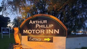 A sign for Arthur Phillip Motor Inn with an entrance arrow. - Arthur Phillip Motor Inn (Cowes)